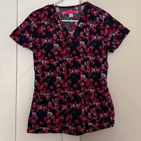 Betsey Johnson Berry Print Scrub Top Small V-Neck Stretch 2 Pocket - Picture 4 of 5
